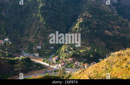 Berglandschaft der Insel Madeira mit einem kleinen Dorf. Serra de Agua, Portugal Stockfoto