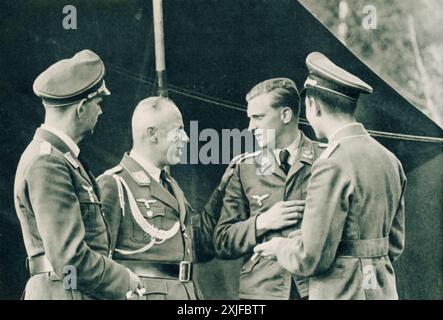 Ein Foto zeigt Lieutenant Colonel D. in der Mitte links, mit First Lieutenant D. rechts. Dieses Bild wurde 1941 während der Operation Barbarossa aufgenommen und zeigt einen Moment, in dem sich die Luftwaffenoffiziere auf ihre nächsten Aktionen an der Ostfront vorbereiten. Stockfoto