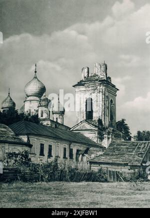 Ein Foto zeigt das stark beschädigte Kloster Savall am Ilmensee während des Zweiten Weltkriegs. Dieses Bild wurde 1941 während der Operation Barbarossa aufgenommen und zeigt die Zerstörungen, die die deutschen Truppen auf die sowjetischen Truppen an der Ostfront angerichtet haben. Stockfoto