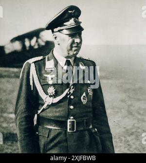 Ein Foto von Otto Dessloch, einem leitenden Offizier der Luftwaffe, aufgenommen während der Operation Barbarossa im Jahr 1941. Dessloch spielte eine Schlüsselrolle bei der Koordinierung der Lufteinsätze an der Ostfront und trug zu den ersten Erfolgen des deutschen Vormarsches auf sowjetisches Territorium bei. Stockfoto