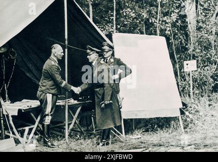 Ein Foto zeigt Generaloberst Keller, den Leiter einer Luftflotte, im Gespräch mit General der Flieger Freiherr von Richthofen, dem kommandierenden General. Ganz rechts ist Colonel M., der Stabschef. Dieses Bild, das 1941 während der Operation Barbarossa aufgenommen wurde, unterstreicht die strategische Planung und die Koordinierung auf hoher Ebene, die für die Operationen der Luftwaffe an der Ostfront während des Zweiten Weltkriegs von entscheidender Bedeutung sind. Stockfoto