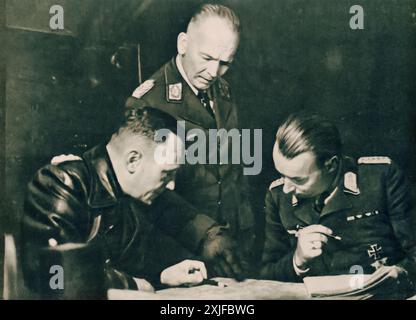 Ein Foto zeigt von links nach rechts: Oberst M., General der Flieger Freiherr von Richthofen und Major von H. dieses Bild wurde während der Operation Barbarossa 1941 aufgenommen und verdeutlicht die strategischen Diskussionen unter hochrangigen Offizieren der Luftwaffe bei der Planung ihres Vormarsches gegen die sowjetischen Truppen an der Ostfront. Stockfoto