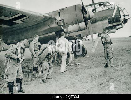 Ein Foto zeigt das Luftwaffenpersonal, das sich neben der Dornier Do 17 anschiebt und zum Abflug bereit ist. Dieses Bild, das während der Operation Barbarossa 1941 aufgenommen wurde, zeigt die Vorbereitungen der deutschen Luftwaffe während des Zweiten Weltkriegs, als sie gegen die sowjetischen Truppen an der Ostfront vorrückten. Stockfoto