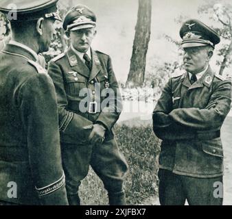 Ein Foto zeigt von rechts nach links Lieutenant Colonel M. und Lieutenant H., die mit einem Captain sprechen. Dieses Bild, das während der Operation Barbarossa 1941 aufgenommen wurde, zeigt die strategischen Treffen deutscher Offiziere bei der Koordinierung ihrer Bemühungen an der Ostfront gegen die sowjetischen Streitkräfte. Stockfoto