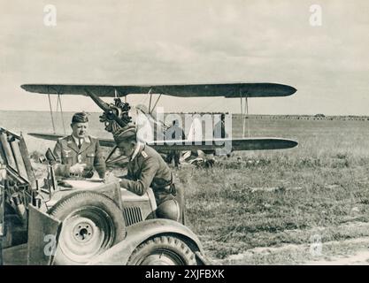 Ein Foto zeigt ein kleines bemanntes Flugzeug, das mit wichtigen Dokumenten, Film- und Sendematerial beladen ist. Während der Operation Barbarossa im Jahr 1941 wurden solche Kurierflüge durchgeführt, um das deutsche Kommando auf dem neuesten Stand zu halten, als sie im Zweiten Weltkrieg gegen die sowjetischen Truppen an der Ostfront vorrückten. Stockfoto