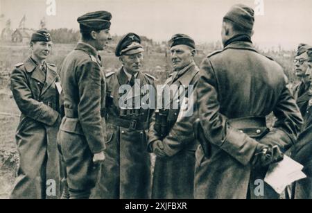 Ein Foto zeigt Colonel P. Befehle an der Front, Major M. steht zu seiner Linken. Dieses Bild wurde 1941 während der Operation Barbarossa aufgenommen und zeigt die direkte Führung und Koordination deutscher Offiziere auf dem Vormarsch gegen die sowjetischen Truppen an der Ostfront. Stockfoto