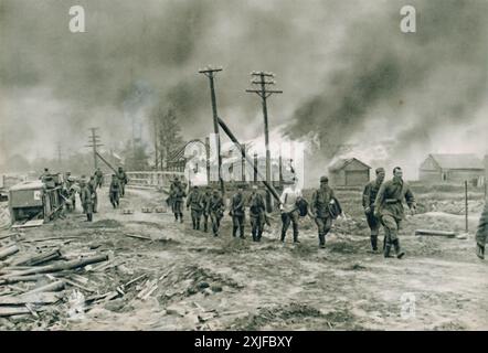 Ein Foto zeigt bolschewistische Soldaten, die sich als Kriegsgefangene ergeben, nachdem sie schwere Artilleriebeschüsse erlitten haben. Während der Operation Barbarossa im Jahr 1941, als die deutschen Truppen ihren Vormarsch gegen die sowjetischen Truppen an der Ostfront während des Zweiten Weltkriegs fortsetzten. Stockfoto