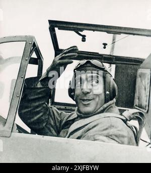 Ein Foto zeigt Major S., einen spanischen Freiwilligen Piloten, der 1941 während der Operation Barbarossa in seinem Flugzeug saß. Spanische Freiwillige, darunter Kampfpiloten, schlossen sich den deutschen Truppen an, um die Sowjets an der Ostfront während des Zweiten Weltkriegs zu bekämpfen. Dies war vor allem auf Spaniens antikommunistische Haltung und General Francos Unterstützung für Nazi-Deutschland zurückzuführen. Stockfoto