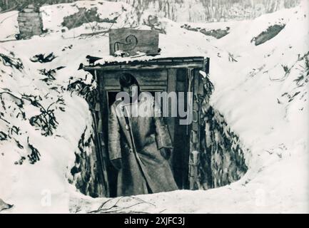 Ein Foto zeigt einen deutschen Soldaten im Graben eines Bunkers, getarnt von frisch gefallenem Schnee. Dieses Bild, das während der Operation Barbarossa 1941 aufgenommen wurde, zeigt die Verwendung natürlicher Elemente zur Verschleierung, während die deutschen Truppen während des Zweiten Weltkriegs gegen sowjetische Truppen an der Ostfront vorrückten. Stockfoto