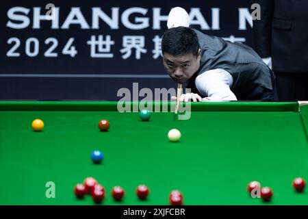 SHANGHAI, 18. Juli 2024 -- Ding Junhui aus China tritt im Viertelfinalspiel gegen Ronnie O'Sullivan aus England beim World Snooker Shanghai Masters 2024 in Shanghai, Ostchina, am 18. Juli 2024 an. (Xinhua/Wang Xiang) Stockfoto