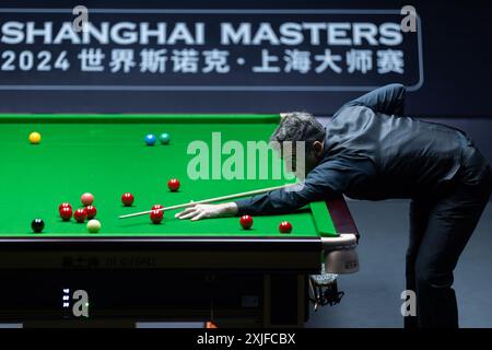 SHANGHAI, 18. Juli 2024 -- Ronnie O'Sullivan aus England tritt im Viertelfinalspiel gegen Ding Junhui aus China beim World Snooker Shanghai Masters 2024 in Shanghai, Ostchina, am 18. Juli 2024 an. (Xinhua/Wang Xiang) Stockfoto