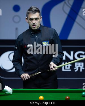 SHANGHAI, 18. Juli 2024 -- Ronnie O'Sullivan von England reagiert während des Viertelfinalspiels gegen Ding Junhui von China beim World Snooker Shanghai Masters 2024 in Shanghai, Ostchina, 18. Juli 2024. (Xinhua/Wang Xiang) Stockfoto