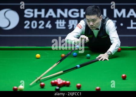 SHANGHAI, 18. Juli 2024 -- Ding Junhui aus China tritt im Viertelfinalspiel gegen Ronnie O'Sullivan aus England beim World Snooker Shanghai Masters 2024 in Shanghai, Ostchina, am 18. Juli 2024 an. (Xinhua/Wang Xiang) Stockfoto