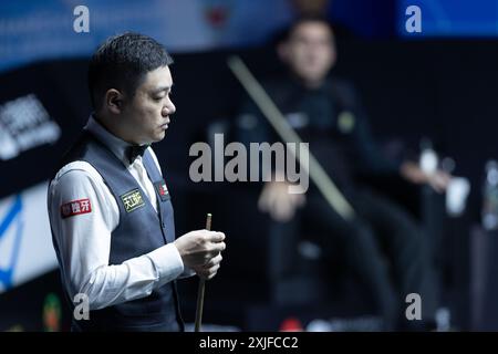 SHANGHAI, 18. Juli 2024 -- Ding Junhui aus China sieht beim Viertelfinalspiel gegen Ronnie O'Sullivan aus England beim World Snooker Shanghai Masters 2024 in Shanghai, Ostchina, 18. Juli 2024 an. (Xinhua/Wang Xiang) Stockfoto