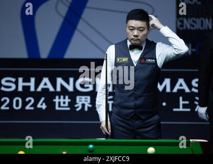 SHANGHAI, 18. Juli 2024 -- Ding Junhui von China Gesten während des Viertelfinalspiels gegen Ronnie O'Sullivan von England beim World Snooker Shanghai Masters 2024 in Shanghai, Ostchina, 18. Juli 2024. (Xinhua/Wang Xiang) Stockfoto