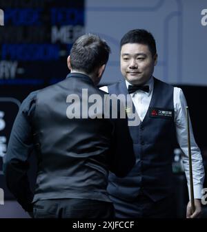 SHANGHAI, 18. Juli 2024 -- Ding Junhui (R) aus China und Ronnie O'Sullivan aus England reagieren nach dem Viertelfinalspiel beim World Snooker Shanghai Masters 2024 in Shanghai, Ostchina, 18. Juli 2024. (Xinhua/Wang Xiang) Stockfoto