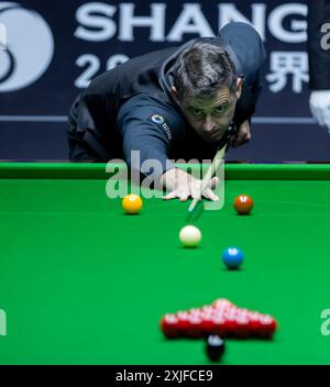 SHANGHAI, 18. Juli 2024 -- Ronnie O'Sullivan aus England tritt im Viertelfinalspiel gegen Ding Junhui aus China beim World Snooker Shanghai Masters 2024 in Shanghai, Ostchina, am 18. Juli 2024 an. (Xinhua/Wang Xiang) Stockfoto