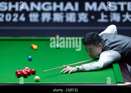 SHANGHAI, 18. Juli 2024 -- Ding Junhui aus China tritt im Viertelfinalspiel gegen Ronnie O'Sullivan aus England beim World Snooker Shanghai Masters 2024 in Shanghai, Ostchina, am 18. Juli 2024 an. (Xinhua/Wang Xiang) Stockfoto