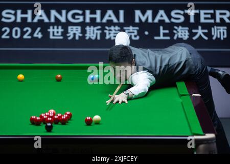 SHANGHAI, 18. Juli 2024 -- Ding Junhui aus China tritt im Viertelfinalspiel gegen Ronnie O'Sullivan aus England beim World Snooker Shanghai Masters 2024 in Shanghai, Ostchina, am 18. Juli 2024 an. (Xinhua/Wang Xiang) Stockfoto