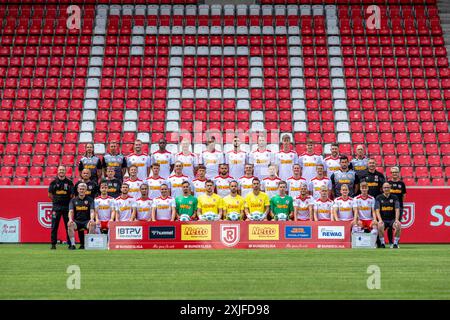 18. Juli 2024, Bayern, Regensburg: Fußball: 2. Bundesliga, Fotosession SSV Jahn Regensburg. Hintere Reihe von links: Christoph Rezler (Assistenztrainer), Oliver Seitz (Assistenztrainer), Eric Hottmann, Mansour Ouro-Tagba, Louis Breunig, Noah Ganaus, Rasim Bulic, Florian Ballas, Leopold Wurm, Dejan Galjen, Christian Kühlwetter, Joe Enochs (Cheftrainer) mittlere Reihe von links stehend: Tobias Rutzinger (Physiotherapeut), Klaus-Dieter Schneider (Supervisor), Reinhold Reisinger (Supervisor), Niclas Anspach, Christian Viet, Alexander Bittroff, Jonas Bauer, Robin Ziegele, Elias Huth, Nico Ochojski, Stockfoto