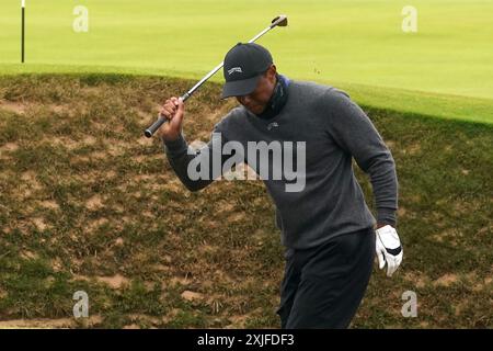 Der US-amerikanische Tiger Woods reagiert, nachdem er am 5. Tag der Open in Royal Troon, South Ayrshire, Schottland, aus einem Bunker geplatzt ist. Bilddatum: Donnerstag, 18. Juli 2024. Stockfoto