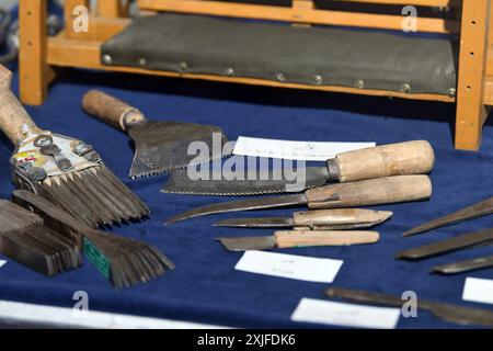 Teheran. Juli 2024. Dieses Foto vom 18. Juli 2024 zeigt Werkzeuge für die Teppichherstellung in einem Teppichmuseum in Teheran, Iran. Quelle: Shadati/Xinhua/Alamy Live News Stockfoto