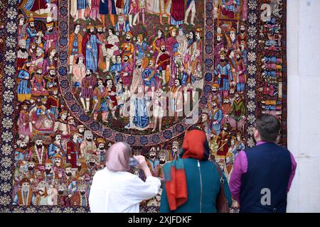 Teheran, Iran. Juli 2024. Besucher sehen einen Teppich in einem Teppichmuseum in Teheran, Iran, 18. Juli 2024. Quelle: Shadati/Xinhua/Alamy Live News Stockfoto