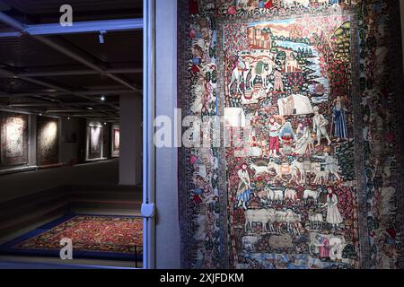 Teheran. Juli 2024. Dieses Foto vom 18. Juli 2024 zeigt einen Teppich in einem Teppichmuseum in Teheran, Iran. Quelle: Shadati/Xinhua/Alamy Live News Stockfoto