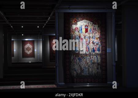 Teheran. Juli 2024. Dieses Foto vom 18. Juli 2024 zeigt einen Teppich in einem Teppichmuseum in Teheran, Iran. Quelle: Shadati/Xinhua/Alamy Live News Stockfoto