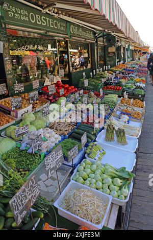 Wien, Österreich - 11. Juli 2015: Obst und Gemüse auf dem Naschmarkt Bauernmarkt in Wien, Österreich. Stockfoto