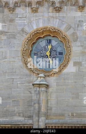 Wien, Österreich - 12. Juli 2015: Goldene Hände am Glasuhrzifferblatt am Stephansdom in der Hauptstadt. Stockfoto