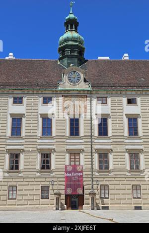 Wien, Österreich - 11. Juli 2015: Sonnenuhr und mechanische Uhr im Bundesdenkmalamt für Kulturerbe in der Hauptstadt. Stockfoto