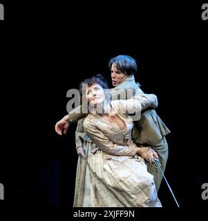 Annabel Scholey (Hermia), Tam Williams (Lysander) in A SOMMERNACHTSTRAUM von Shakespeare at the Rose of Kingston, Surrey, England 15/02/2010 Design: Elizabeth Bury Beleuchtung: Peter Mumford Regie: Peter Hall Stockfoto