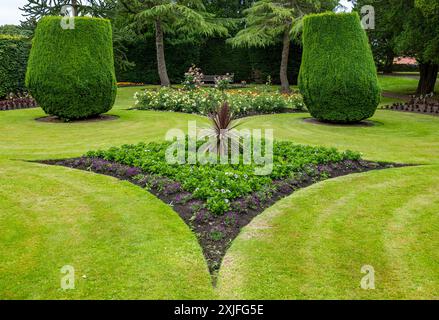 Blick auf den formellen Garten von Dirleton Castle mit geformten Rosenbeeten und formschönen Eiben, East Lothian, Schottland, Großbritannien Stockfoto