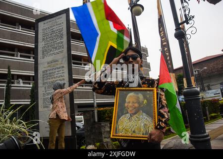 Bandung, West-Java, Indonesien. Juli 2024. Künstler von Art Solidarity for Palestine halten einen einstündigen Gruß zum Nelson Mandela International Day. Der Nelson Mandela International Day wird jeden 18. Juli gefeiert, um das Leben und das Vermächtnis des ehemaligen südafrikanischen Präsidenten Nelson Mandela zu ehren. In ihrer Aktion brachten sie auch Nelson Mandelas Haltung zur Unterstützung der palästinensischen Unabhängigkeit zum Ausdruck. (Kreditbild: © Dimas Rachmatsyah/ZUMA Press Wire) NUR REDAKTIONELLE VERWENDUNG! Nicht für kommerzielle ZWECKE! Stockfoto