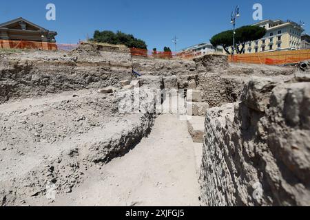 Durante gli scavi per i lavori di riqualificazione in vista del Giubileo sono emersi dei manufatti di varie epoche, il Patriarchio, muro di cinta della residenza papale del LX secolo e vari reperti Ñ Gioved“ 18 luglio 2024 - Cronaca - (foto di Cecilia Fabiano/LaPresse) während der Ausgrabungen für die Sanierungsarbeiten im Hinblick auf das Jubiläum entstanden Mauern aus verschiedenen Epochen, das Patriarchat, die umliegende Mauer der päpstlichen Residenz aus dem 19. Jahrhundert und verschiedene Fundstücke Rom, Italien - Donnerstag, 17. Juli 2024 - Nachrichten - (Foto: Cecilia Fabiano/LaPresse) Stockfoto