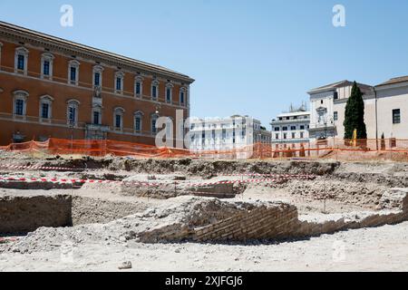 Durante gli scavi per i lavori di riqualificazione in vista del Giubileo sono emersi dei manufatti di varie epoche, il Patriarchio, muro di cinta della residenza papale del LX secolo e vari reperti Ñ Gioved“ 18 luglio 2024 - Cronaca - (foto di Cecilia Fabiano/LaPresse) während der Ausgrabungen für die Sanierungsarbeiten im Hinblick auf das Jubiläum entstanden Mauern aus verschiedenen Epochen, das Patriarchat, die umliegende Mauer der päpstlichen Residenz aus dem 19. Jahrhundert und verschiedene Fundstücke Rom, Italien - Donnerstag, 17. Juli 2024 - Nachrichten - (Foto: Cecilia Fabiano/LaPresse) Stockfoto