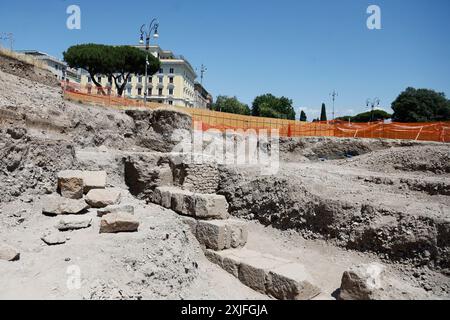 Durante gli scavi per i lavori di riqualificazione in vista del Giubileo sono emersi dei manufatti di varie epoche, il Patriarchio, muro di cinta della residenza papale del LX secolo e vari reperti Ñ Gioved“ 18 luglio 2024 - Cronaca - (foto di Cecilia Fabiano/LaPresse) während der Ausgrabungen für die Sanierungsarbeiten im Hinblick auf das Jubiläum entstanden Mauern aus verschiedenen Epochen, das Patriarchat, die umliegende Mauer der päpstlichen Residenz aus dem 19. Jahrhundert und verschiedene Fundstücke Rom, Italien - Donnerstag, 17. Juli 2024 - Nachrichten - (Foto: Cecilia Fabiano/LaPresse) Stockfoto