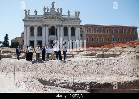 Durante gli scavi per i lavori di riqualificazione in vista del Giubileo sono emersi dei manufatti di varie epoche, il Patriarchio, muro di cinta della residenza papale del LX secolo e vari reperti Ñ Gioved“ 18 luglio 2024 - Cronaca - (foto di Cecilia Fabiano/LaPresse) während der Ausgrabungen für die Sanierungsarbeiten im Hinblick auf das Jubiläum entstanden Mauern aus verschiedenen Epochen, das Patriarchat, die umliegende Mauer der päpstlichen Residenz aus dem 19. Jahrhundert und verschiedene Fundstücke Rom, Italien - Donnerstag, 17. Juli 2024 - Nachrichten - (Foto: Cecilia Fabiano/LaPresse) Stockfoto