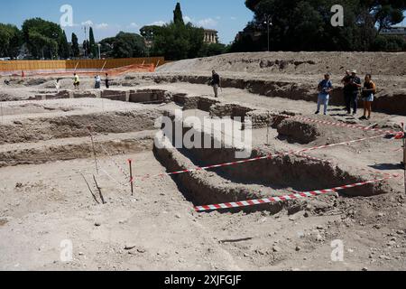 Durante gli scavi per i lavori di riqualificazione in vista del Giubileo sono emersi dei manufatti di varie epoche, il Patriarchio, muro di cinta della residenza papale del LX secolo e vari reperti Ñ Gioved“ 18 luglio 2024 - Cronaca - (foto di Cecilia Fabiano/LaPresse) während der Ausgrabungen für die Sanierungsarbeiten im Hinblick auf das Jubiläum entstanden Mauern aus verschiedenen Epochen, das Patriarchat, die umliegende Mauer der päpstlichen Residenz aus dem 19. Jahrhundert und verschiedene Fundstücke Rom, Italien - Donnerstag, 17. Juli 2024 - Nachrichten - (Foto: Cecilia Fabiano/LaPresse) Stockfoto