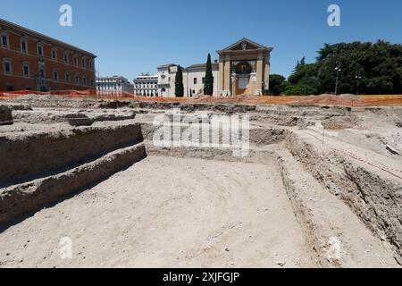 Durante gli scavi per i lavori di riqualificazione in vista del Giubileo sono emersi dei manufatti di varie epoche, il Patriarchio, muro di cinta della residenza papale del LX secolo e vari reperti Ñ Gioved“ 18 luglio 2024 - Cronaca - (foto di Cecilia Fabiano/LaPresse) während der Ausgrabungen für die Sanierungsarbeiten im Hinblick auf das Jubiläum entstanden Mauern aus verschiedenen Epochen, das Patriarchat, die umliegende Mauer der päpstlichen Residenz aus dem 19. Jahrhundert und verschiedene Fundstücke Rom, Italien - Donnerstag, 17. Juli 2024 - Nachrichten - (Foto: Cecilia Fabiano/LaPresse) Stockfoto