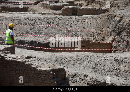 Durante gli scavi per i lavori di riqualificazione in vista del Giubileo sono emersi dei manufatti di varie epoche, il Patriarchio, muro di cinta della residenza papale del LX secolo e vari reperti Ñ Gioved“ 18 luglio 2024 - Cronaca - (foto di Cecilia Fabiano/LaPresse) während der Ausgrabungen für die Sanierungsarbeiten im Hinblick auf das Jubiläum entstanden Mauern aus verschiedenen Epochen, das Patriarchat, die umliegende Mauer der päpstlichen Residenz aus dem 19. Jahrhundert und verschiedene Fundstücke Rom, Italien - Donnerstag, 17. Juli 2024 - Nachrichten - (Foto: Cecilia Fabiano/LaPresse) Stockfoto