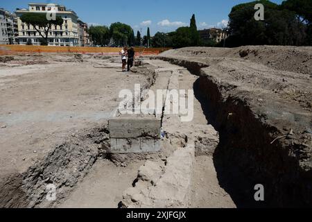 Durante gli scavi per i lavori di riqualificazione in vista del Giubileo sono emersi dei manufatti di varie epoche, il Patriarchio, muro di cinta della residenza papale del LX secolo e vari reperti Ñ Gioved“ 18 luglio 2024 - Cronaca - (foto di Cecilia Fabiano/LaPresse) während der Ausgrabungen für die Sanierungsarbeiten im Hinblick auf das Jubiläum entstanden Mauern aus verschiedenen Epochen, das Patriarchat, die umliegende Mauer der päpstlichen Residenz aus dem 19. Jahrhundert und verschiedene Fundstücke Rom, Italien - Donnerstag, 17. Juli 2024 - Nachrichten - (Foto: Cecilia Fabiano/LaPresse) Stockfoto