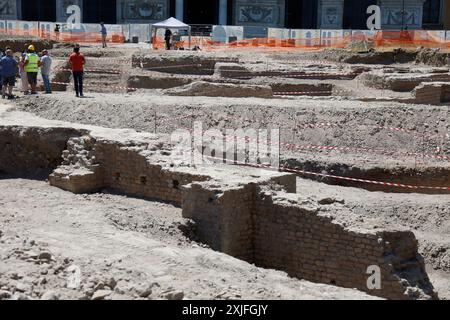 Durante gli scavi per i lavori di riqualificazione in vista del Giubileo sono emersi dei manufatti di varie epoche, il Patriarchio, muro di cinta della residenza papale del LX secolo e vari reperti Ñ Gioved“ 18 luglio 2024 - Cronaca - (foto di Cecilia Fabiano/LaPresse) während der Ausgrabungen für die Sanierungsarbeiten im Hinblick auf das Jubiläum entstanden Mauern aus verschiedenen Epochen, das Patriarchat, die umliegende Mauer der päpstlichen Residenz aus dem 19. Jahrhundert und verschiedene Fundstücke Rom, Italien - Donnerstag, 17. Juli 2024 - Nachrichten - (Foto: Cecilia Fabiano/LaPresse) Stockfoto