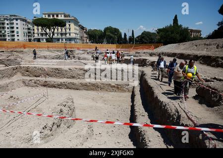 Durante gli scavi per i lavori di riqualificazione in vista del Giubileo sono emersi dei manufatti di varie epoche, il Patriarchio, muro di cinta della residenza papale del LX secolo e vari reperti Ñ Gioved“ 18 luglio 2024 - Cronaca - (foto di Cecilia Fabiano/LaPresse) während der Ausgrabungen für die Sanierungsarbeiten im Hinblick auf das Jubiläum entstanden Mauern aus verschiedenen Epochen, das Patriarchat, die umliegende Mauer der päpstlichen Residenz aus dem 19. Jahrhundert und verschiedene Fundstücke Rom, Italien - Donnerstag, 17. Juli 2024 - Nachrichten - (Foto: Cecilia Fabiano/LaPresse) Stockfoto