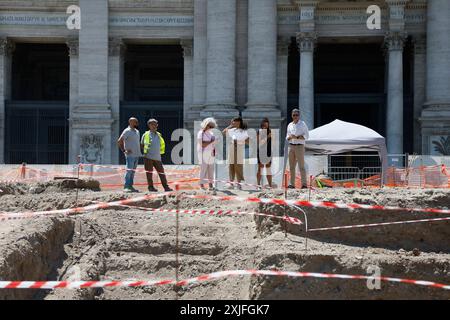 Durante gli scavi per i lavori di riqualificazione in vista del Giubileo sono emersi dei manufatti di varie epoche, il Patriarchio, muro di cinta della residenza papale del LX secolo e vari reperti Ñ Gioved“ 18 luglio 2024 - Cronaca - (foto di Cecilia Fabiano/LaPresse) während der Ausgrabungen für die Sanierungsarbeiten im Hinblick auf das Jubiläum entstanden Mauern aus verschiedenen Epochen, das Patriarchat, die umliegende Mauer der päpstlichen Residenz aus dem 19. Jahrhundert und verschiedene Fundstücke Rom, Italien - Donnerstag, 17. Juli 2024 - Nachrichten - (Foto: Cecilia Fabiano/LaPresse) Stockfoto