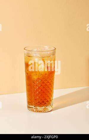 Glas Eisapfelsaftgetränk auf farbenfrohem Hintergrund Stockfoto
