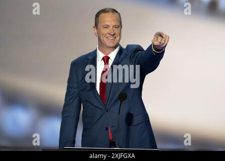 US-Senator Eric Schmitt (Republikaner von Missouri) hält am 2. Tag des Republican National Convention 2024 auf dem Fiserv Forum in Milwaukee, Wisconsin, am Dienstag, den 16. Juli 2024. KEINE New York oder New Jersey Zeitungen oder Zeitungen im Umkreis von 75 Meilen um New York City.) Stockfoto