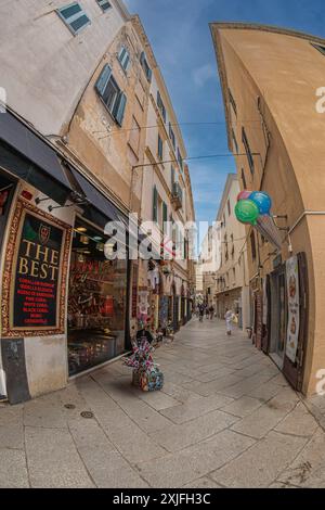 Malerische Straße typisch sardisch, mit kleinen traditionellen Souvenirläden, Alghero, Sardinien, Italien Stockfoto