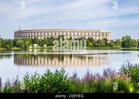 Reichsparteitagsgelände in Nürnberg die Kongresshalle auf dem Reichsparteitagsgelände in Nürnberg wird im Sommer derzeit optimiert. Das Erbe aus dem 2. Weltkrieg soll demnächst als Ausweichspielstätte für das Bayerische Staatstheater dienen, da das Opernhaus zur Renovierung geräumt werden muss. Nürnberg Bayern Deutschland *** NS-Kundgebungsgelände Nürnberg die Kongresshalle auf dem NS-Kundgebungsgelände in Nürnberg wird derzeit optimiert im Sommer wird das Erbe aus dem Zweiten Weltkrieg bald als alternativer Veranstaltungsort für das Bayerische Staatstheater dienen. als Opernhaus Stockfoto